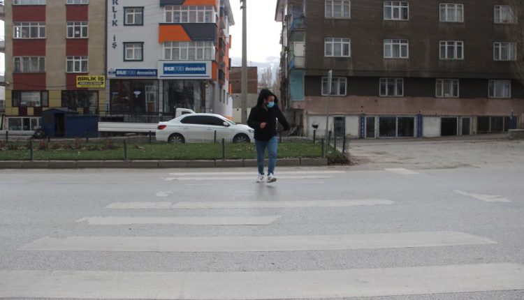 Erzurum’da bir garip yaya geçidi, basi var sonu yok