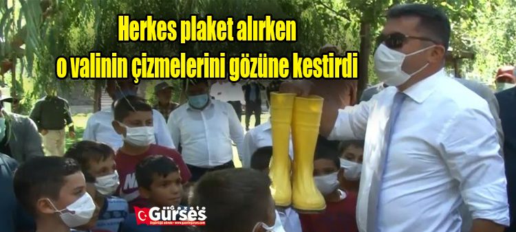 Herkes plaket alirken o valinin çizmelerini gözüne kestirdi