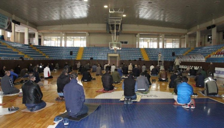 Cuma Namazi için spor salonlarina akin ettiler