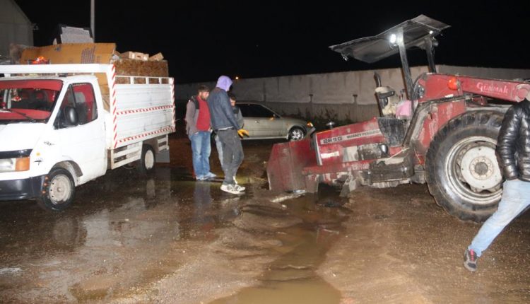 Yagmur sonrasi yolda olusan çukur basinda nöbet tuttular