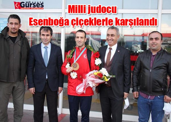 Milli judocu Esenboga çiçeklerle karsilandi