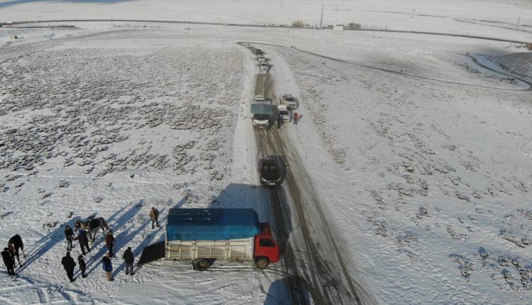 Buz tutan yollar sürücülere çile oldu