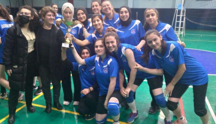 Voleybol turnuvasinda renkli görüntüler ortaya çikt