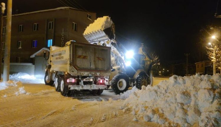 Belediye ekiplerinin gece kar mesaisi