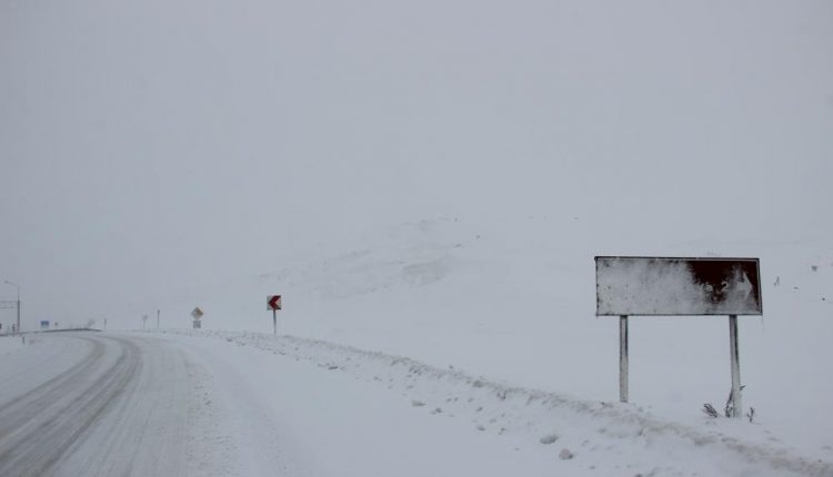 Erzurum’da yapilan çig uyarisi sonrasi yüksek kesimlerde tipi etkili oluyor