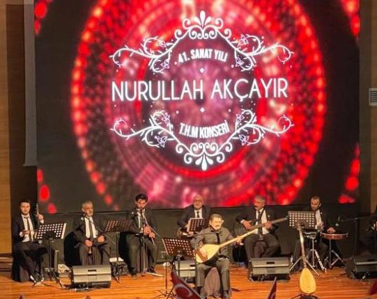 Erzurumlu halk müzigi sanatçisi Nurullah Akçayir’in 41. sanat yili özel konserine büyük ilgi